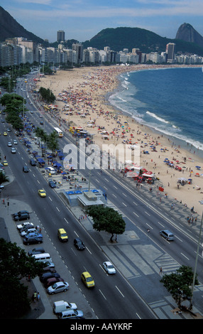 Copacabana-Strand und Avenida Atlantica mit Zuckerhut im Hintergrund im späten Nachmittag Rio De Janeiro-Brasilien Stockfoto