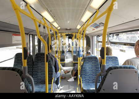 Innenraum eines bendy-Busses, London Stockfoto