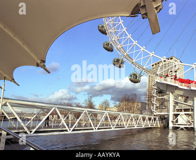 London Eye mit Gehweg über Themse von Waterloo Fluss Boot Service Pier zeigt der Pier Baldachin Stockfoto