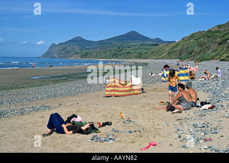 Urlauber am Strand von Nefyn North Wales mit Yr eIFL.NET Bergen JMH0771 Stockfoto