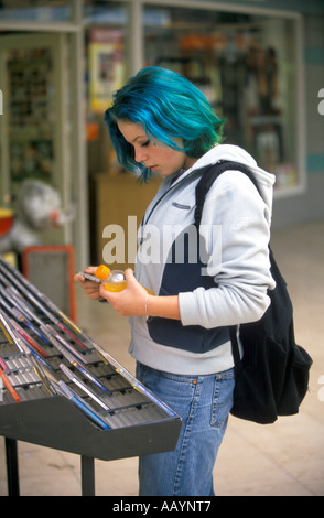 Teenager-Mädchen vor der DVD-shop Stockfoto