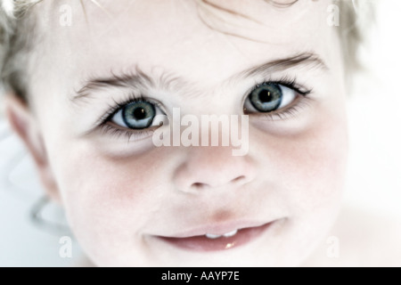 Nahaufnahme eines ziemlich 2 Jahre altes Mädchen in Kamera Stockfoto