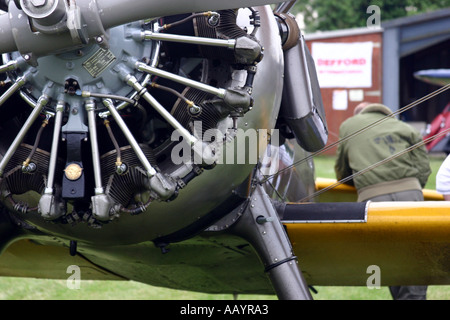 Vorderansicht des Pratt and Whitney angetrieben Boeing Stearman mit pilot stützte sich auf Höhenleitwerk Juni 2005 Defford Flugplatz Stockfoto