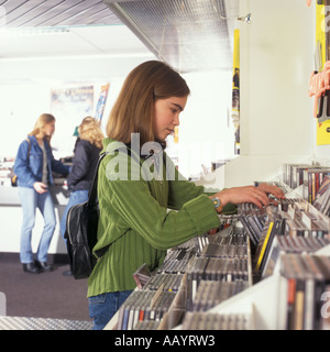 Mädchen im Teenageralter im DVD-shop Stockfoto