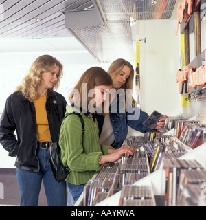 Mädchen im Teenageralter im DVD-shop Stockfoto