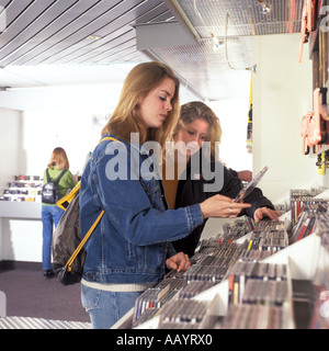 Mädchen im Teenageralter im DVD-shop Stockfoto