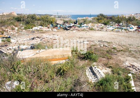 Schmutzige Spanien, Müll, Kfz-Ersatzteile, Öldosen und Bauherren Schutt, in die Landschaft geworfen Stockfoto