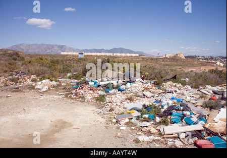 Schmutzige Spanien, Müll, Kfz-Ersatzteile, Öldosen und Bauherren Schutt, in die Landschaft geworfen Stockfoto