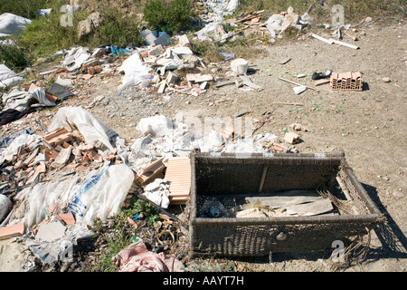 Müll und Bauherren Schutt abgeladen in der spanischen Landschaft Stockfoto