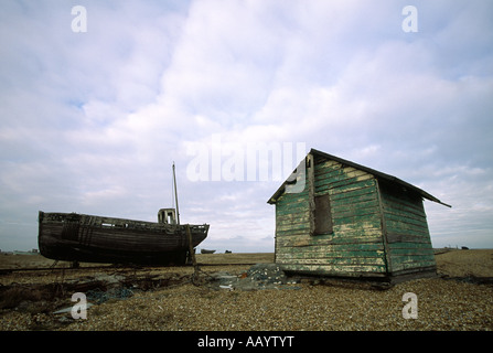 Strandhütte und altes Boot am Strand von Dungeness. Kent, Großbritannien Stockfoto