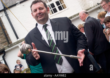 Schlagen der Grenzen 7 5 Meile herumlaufen Boundry alle zehn Jahre alte Bergstadt Llantrisant South Wales Stockfoto