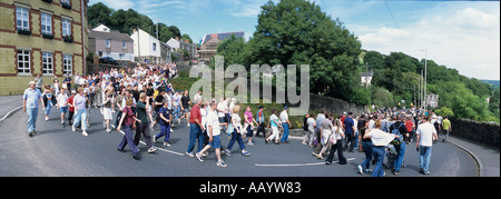 Schlagen der Grenzen 7 5 Meile herumlaufen Boundry alle zehn Jahre alte Bergstadt Llantrisant South Wales Stockfoto