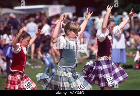 Junge Mädchen konkurrieren in einem schottischen Hochland Tanz Wettbewerb Teil Langholm gemeinsame Reiten Scotland UK Stockfoto