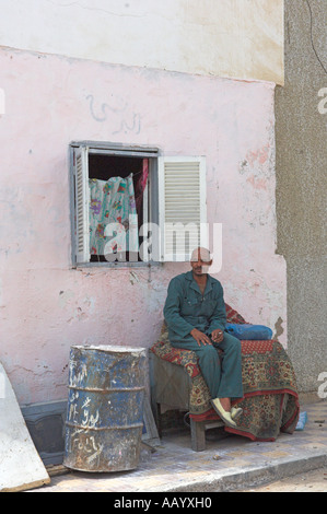 Ägyptischen Mann, sitzend am Tisch mit Teppich drauf Altstadt Ed Dahar Region Hurghada Stockfoto