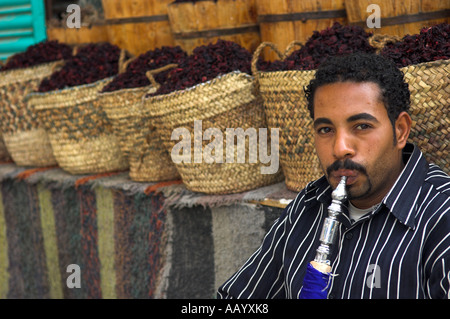 Portrait Männer sitzen entspannend Rauchen Shisha-Pfeifen vor Barrel Hibiskustee Hurghada Stockfoto