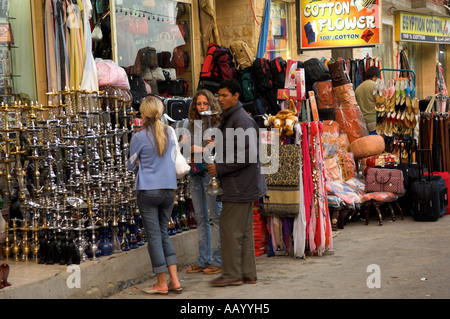 Einkaufsstraße mit kleinen Geschäften am späten Nachmittag Ed Dahar Region Hurghada "Rotes Meer" Ägypten Stockfoto