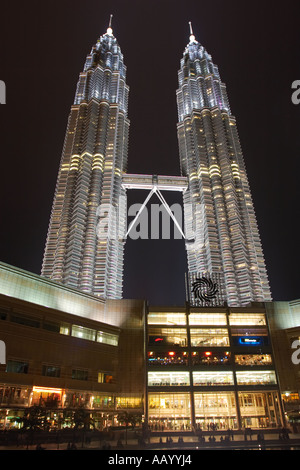 Petronas Twin Towers bei Nacht. Kuala Lumpur, Malaysia. Stockfoto