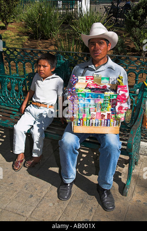 Vater und Sohn Verkauf von Süßigkeiten und Zigaretten, San Cristobal de Las Casas, Chiapas, Mexiko Stockfoto