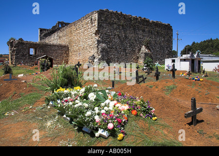 Friedhof und San Sebastianskirche, San Juan Chamula, in der Nähe von San Cristobal de Las Casas, Chiapas, Mexiko Stockfoto