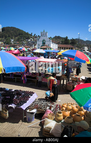 Iglesia de San Juan Bautista und Markt, San Juan Chamula, in der Nähe von San Cristobal de Las Casas, Chiapas, Mexiko Stockfoto