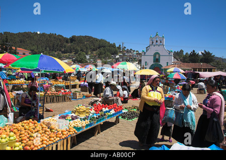 Iglesia de San Juan Bautista und Markt, San Juan Chamula, in der Nähe von San Cristobal de Las Casas, Chiapas, Mexiko Stockfoto