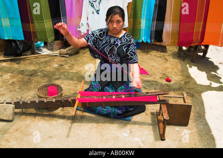 Lady, die Arbeit mit Wolle, San Lorenzo Zinacantan, in der Nähe von San Cristobal de Las Casas, Chiapas, Mexiko Stockfoto