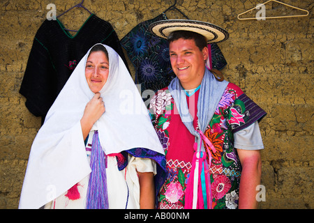 Touristen in der mock Hochzeitszeremonie, San Lorenzo Zinacantan, in der Nähe von San Cristobal de Las Casas, Chiapas, Mexiko Stockfoto