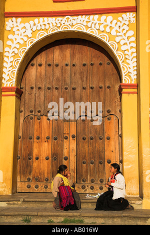 Mädchen sitzen und reden auf Kathedrale Schritte, Plaza 31 de Marzo, San Cristobal de Las Casas, Chiapas, Mexiko Stockfoto