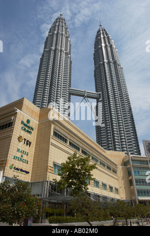 Suria Shopping Centre und Petronas Twin Towers. Kuala Lumpur, Malaysia. Stockfoto