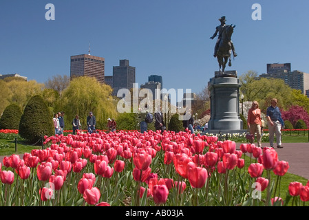 George-Washington-Statue und Tulpe Betten in der Boston Public Garden Stockfoto