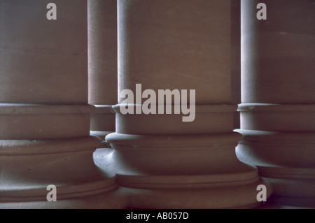 Blick auf der Basis von mehreren großen Säulen außerhalb der Ontario Legislative Building in Toronto Ontario Kanada Stockfoto