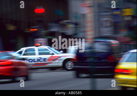 Verschwommene Sicht auf ein Metropolitan Police Auto durch den Verkehr in der Innenstadt von Washington D.c. Stockfoto