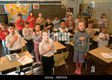 Kinder im Klassenzimmer sagen die Pledge of Allegiance Stockfoto