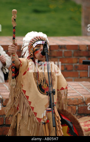 Indian show tanzen und singen auf der Straße in Warschau um Geld spielen Stockfoto