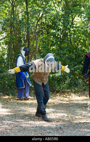 Schauspieler, die während einer Renaissancedemonstration beim Hausschulausflug im Magnolia Park in Apopka, Florida, USA, fechten Stockfoto