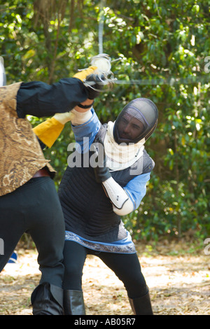 Schauspieler, die während einer Renaissancedemonstration beim Hausschulausflug im Magnolia Park in Apopka, Florida, USA, fechten Stockfoto