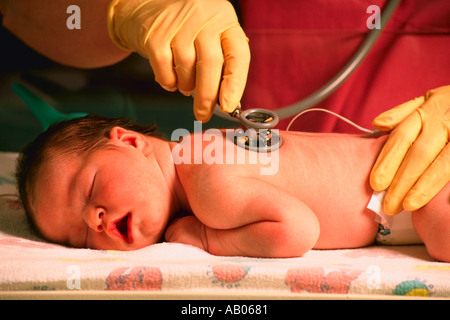 Behandschuhten Händen des Arztes anhören schlafen Baby Herzschlag mit stethescope Stockfoto