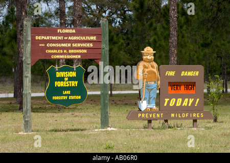 Lake Forestry Station in Lake County Florida, USA, weist Schilder auf, die auf eine sehr hohe Brandgefahr aufgrund extrem trockener Bedingungen hinweisen Stockfoto