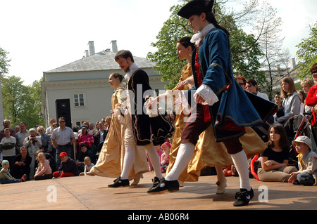 Tanz-Show vom Klassizismus Epoche Ende des XVII Jahrhunderts in Royal Lazienki Park, Warschau, Polen Stockfoto