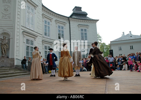 Tanz-Show vom Klassizismus Epoche Ende des XVII Jahrhunderts in Royal Lazienki Park, Warschau, Polen Stockfoto