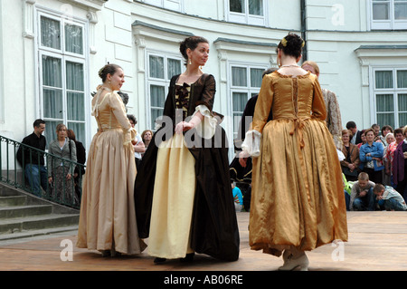 Tanz-Show vom Klassizismus Epoche Ende des XVII Jahrhunderts in Royal Lazienki Park, Warschau, Polen Stockfoto