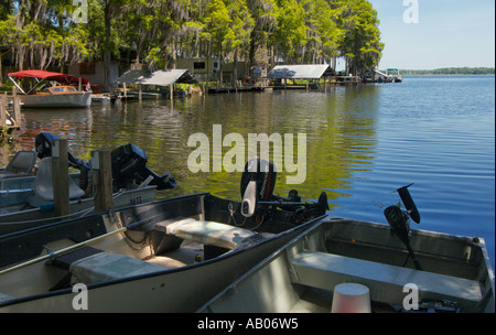 Fischerboote legten entlang des Yachthafens im Lake Rousseau RV Resort nahe Dunnellon und Crystal River, Florida, USA, an Stockfoto