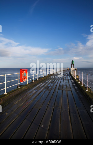 Boardwalk auf der Mole am Ende der West Pier in Whitby am frühen Morgen North Yorkshire England Stockfoto