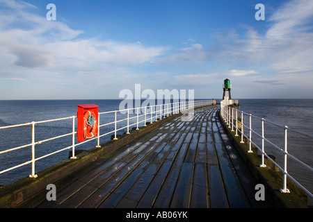 Boardwalk auf der Mole am Ende der West Pier in Whitby am frühen Morgen North Yorkshire England Stockfoto