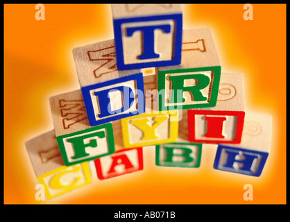 Kind-Bausteine mit verschiedenen farbigen Buchstaben in einem Haufen gestapelt Stockfoto