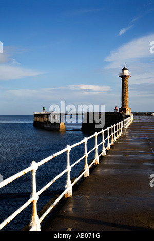 Der West Pier an der Sunrise Whitby North Yorkshire in England Stockfoto