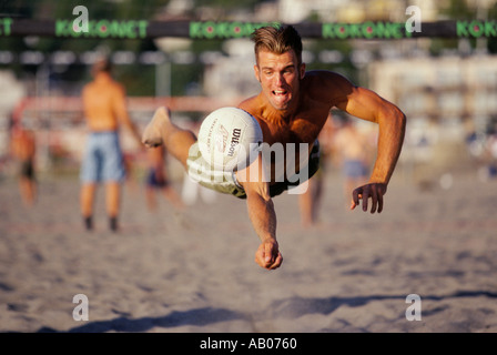 Mann tauchen um einen Volleyball während eines Spiels am Strand Seattle Washington zu schlagen Stockfoto