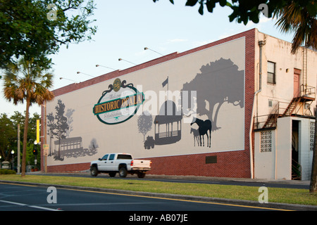 Die lackierte Seite des Gebäudes an der State Road 40 heißt Besucher in Ocala, Florida, USA willkommen Stockfoto