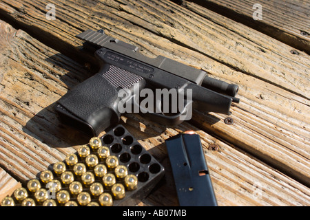 9mm Pistole mit Kugeln Stockfoto