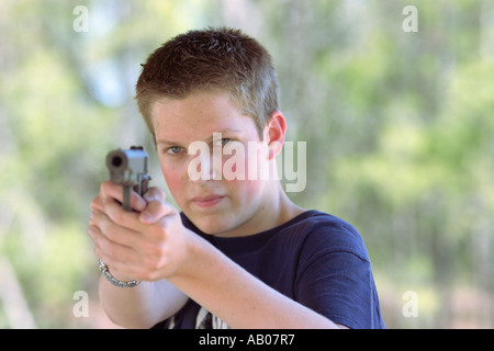 Jugendlicher soll 45 Kaliber Pistole während Schießübungen am Schießplatz in Ocala National Forest Ocala Florida USA Stockfoto